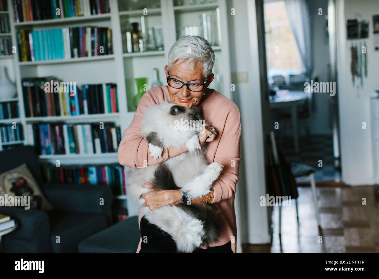 Ältere Frau mit Katze Stockfoto