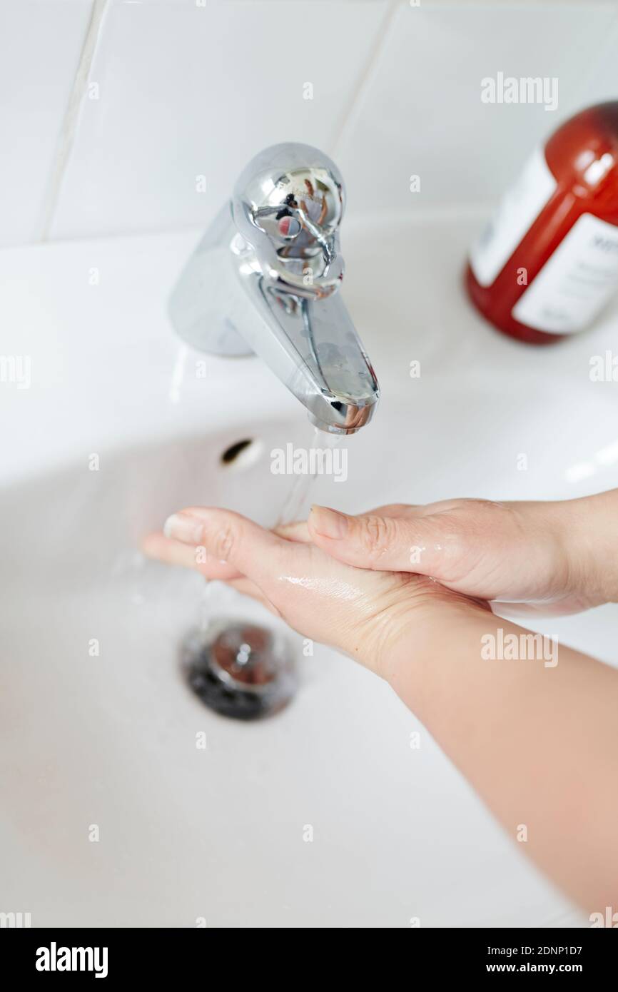 Frau, die Hände zu waschen Stockfoto
