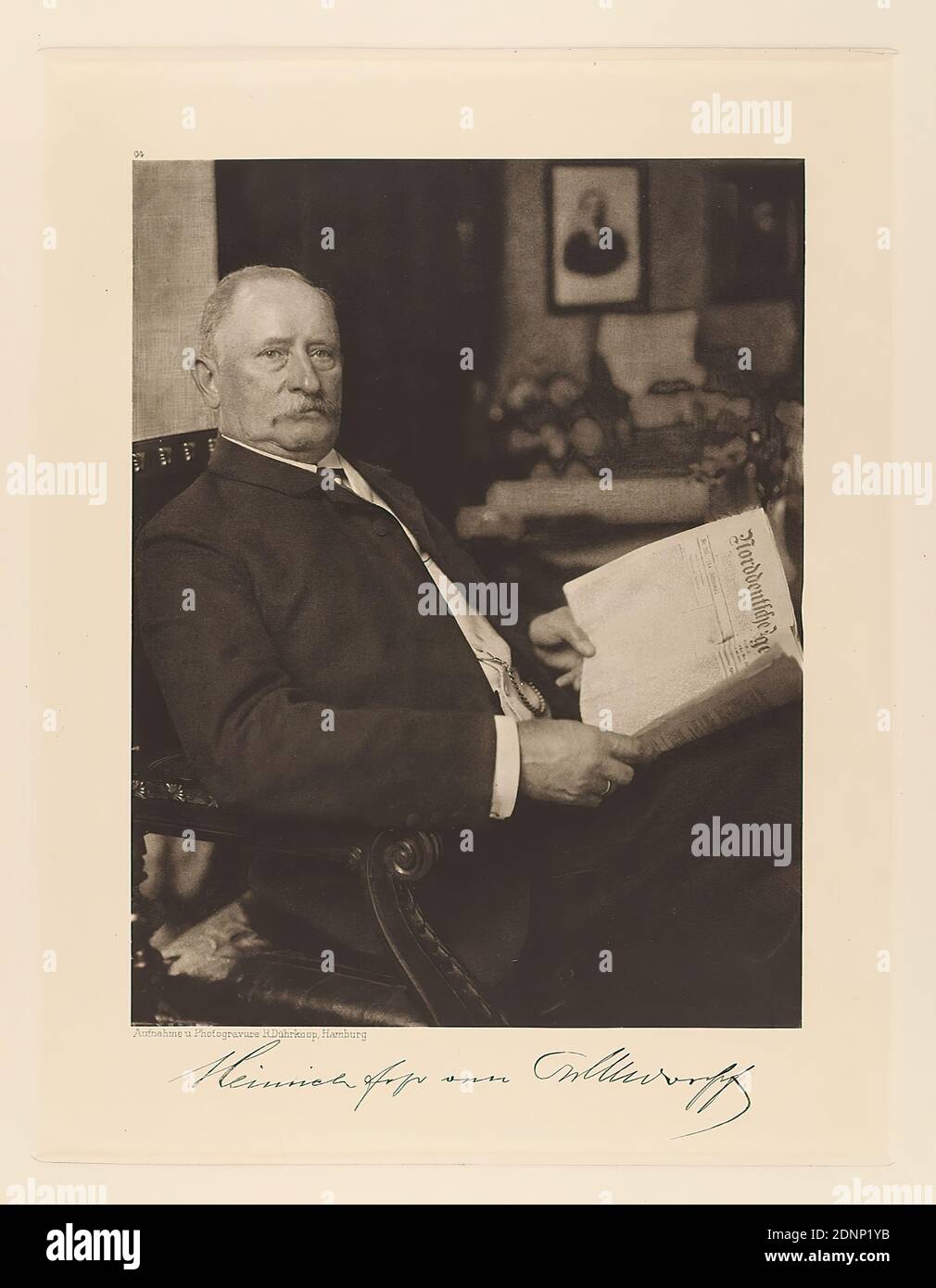 Rudolph Dührkoop, Heinrich Freiherr von Ohlendorff aus dem Portfolio Hamburgische Männer und Frauen am Anfang des XX. Jahrhundert, Staatliche Landesbildstelle Hamburg, Sammlung zur Geschichte der Fotografie, Papier, Heliogravure, Bildgröße: Höhe: 20,90 cm; Breite: 16,20 cm, signiert: recto unterhalb des Bildes: Exponierte Signatur des Sitters, beschriftet: recto: Auf Druckplatte graviert, unterhalb des Bildes: Fotografie und Fotogravur R. Dührkoop, Hamburg, oben links über Bild 94; Oben rechts in der Ecke in Blei:87, Stempel: recto: Handschriftlich Ergänzung: Inv.Nr. und Hinweis auf Repro, Portrait Stockfoto