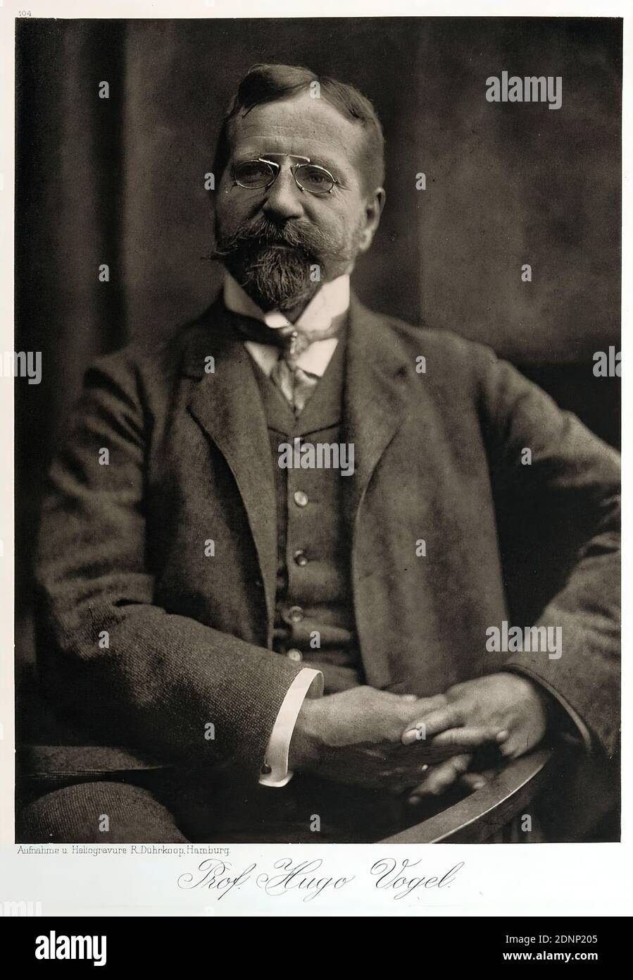 Rudolph Dührkoop, Professor Hugo Vogel, historische Person, Max Warburg, Teil der Mappe Hamburgische Männer und Frauen am Anfang des XX. Jahrhundert, Staatliche Landesbildstelle Hamburg, Sammlung zur Geschichte der Fotografie, Papier, Heliogravure, Bildgröße: Höhe: 22,70 cm; Breite: 16,70 cm, signiert: recto unterhalb des Bildes: Exponierte Signatur des Sitters, beschriftet: recto: Auf Druckplatte graviert, unterhalb des Bildes: Fotografie und Fotogravur R. Dührkoop, Hamburg, oben links über Bild 104; Unten rechts in der Ecke vermerkt in Blei: 121, Stempel: recto: Handschriftlich Ergänzung: Inv Stockfoto