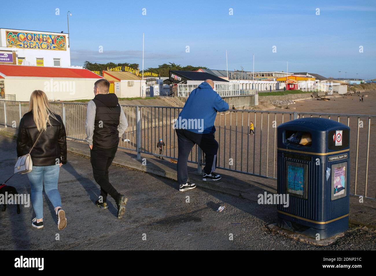 GROSSBRITANNIEN / Wales / Porthcawl / Peopel zu Fuß in Richtung Coney Beach Arkaden und Vergnügungspark am Meer. Stockfoto