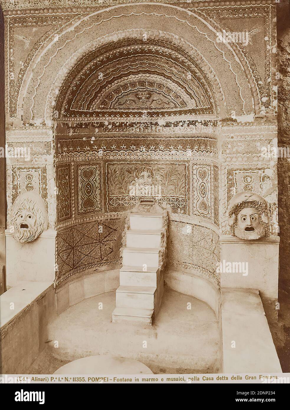 Brunnen aus Marmor und Mosaik, Casa della Fontana Grande, Pompeji, Albumin-Papier, schwarz-weiß-positiv, Bildgröße: Höhe: 22.10 cm; Breite: 18.50 cm, Aufl. Alinari P. 2. NR. II355. POMPEI - Fontana in marmo e mosaici, nella Casa detta della Gran Fontana. Verso rund Stempel , Architekturfotografie, Reise Fotografie, Architektur, Denkmäler, Brunnen, Türme, Skulptur, Skulptur, Skulptur Kunst, Geschichte des Ozeans, Pompei Stockfoto