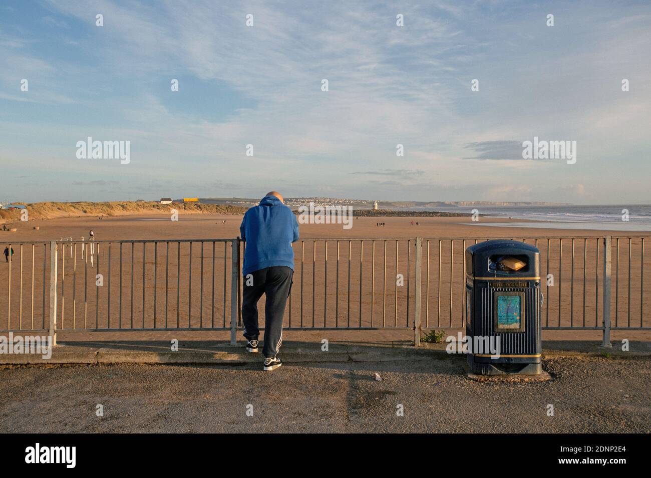 GROSSBRITANNIEN / Wales /Porthcawl/ Rückansicht eines männlichen Mannes mit Blick auf Coney Beach. Porthcawls wirtschaftliche Veränderungen, insbesondere der postindustrielle Rückgang . Stockfoto