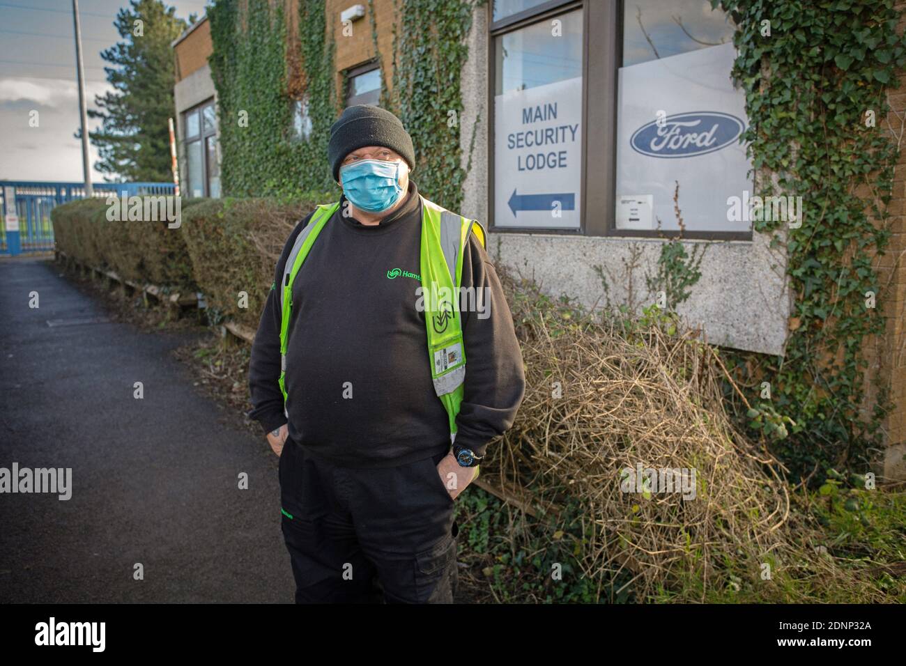 GROSSBRITANNIEN / Wales /Bridgend / Tony Arbeiter außerhalb des großen Ford Motorenwerks in Bridgend, South Wales Großbritannien Stockfoto