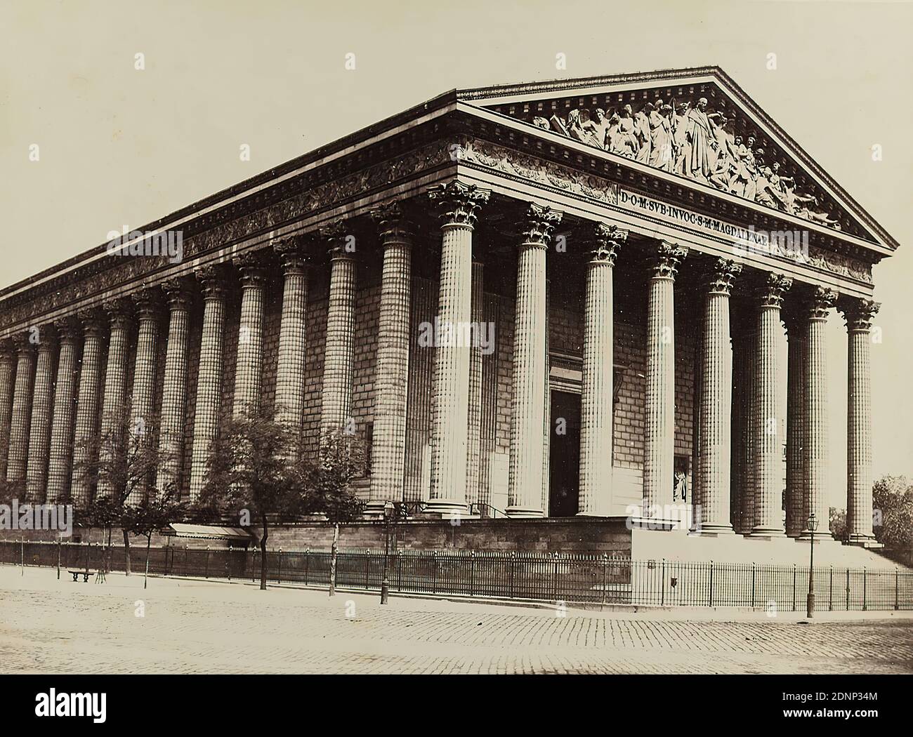 Édouard Baldus, La Madeleine, Paris, Albumin-Papier, schwarz-weiß-positive Verfahren, Bildgröße: Höhe: 19.4 cm; Breite: 26.3 cm, Stempel: verso und auf der Pappe: Architekturfotografie, Außenseite einer Kirche, Kunststile und Ornamente Stockfoto