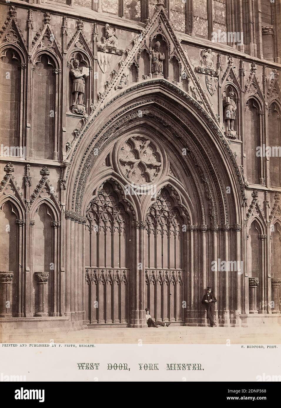 Francis Bedford, West door, York Minster, Albumin paper, black and white positive process, Bildgröße: Höhe: 20.50 cm; Breite: 16.70 cm, beschriftet: recto: Kopiert unter das Bild Links: Gedruckt und herausgegeben von F. Frith, Reigate.; kopiert groß mittig unter dem Bild: West door, York Minster; Kopiert unter dem Bild rechts: F. Bedford, Phot, beschriftet: Karton: In Blei auf dem Bildträger links unten: l) L), Reisefotografie, Portal (Kirchengebäude), hist. Gebäude, Ort, Straße Stockfoto
