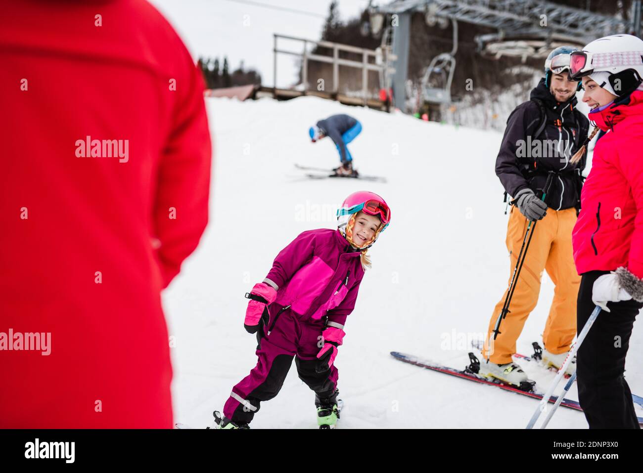 Skifahren Mädchen auf der Piste Stockfoto
