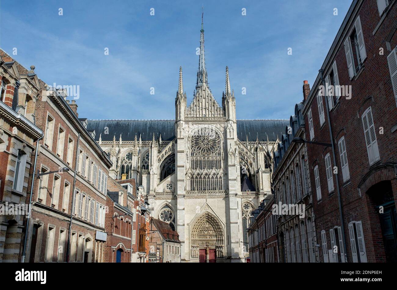 Amiens (Nordfrankreich): Überblick über die Kathedrale Basilika unserer Lieben Frau von Amiens, registriert als UNESCO-Weltkulturerbe, mit Häusern in der Cit Stockfoto