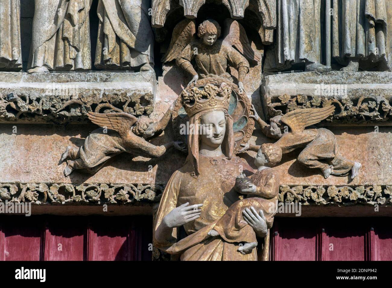 Amiens (Nordfrankreich): Detail der Kathedrale Basilika unserer Lieben Frau von Amiens, gotische Kathedrale als UNESCO-Weltkulturerbe registriert. Statue Stockfoto