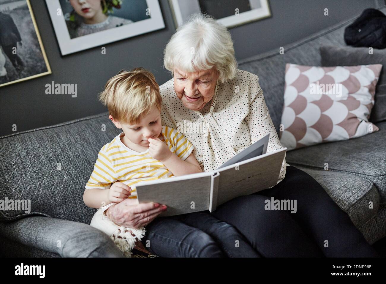 Großmutter liest Buch vor Enkel Stockfoto