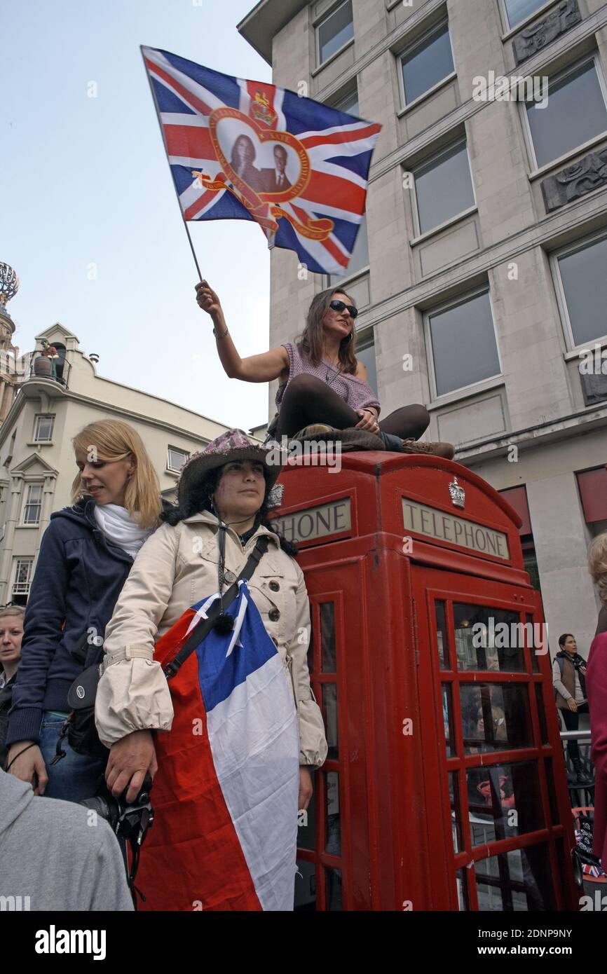 Hochzeit von Prinz William und Kate Middleton - Mädchen mit Union Jack Flagge auf roten britischen Telefonkasten London, UK Stockfoto