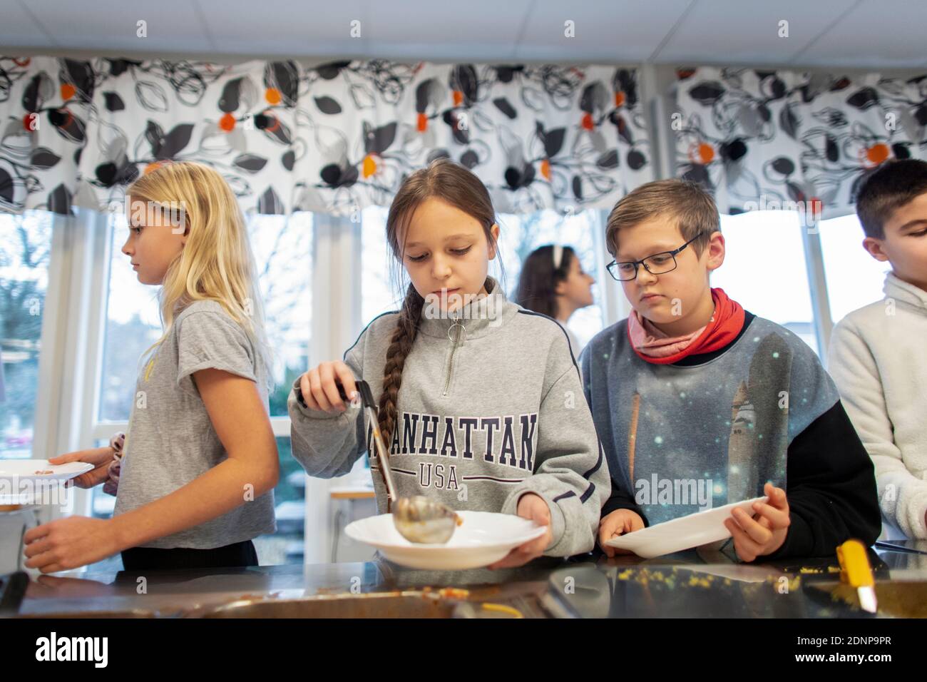 Kinder, die Essen in der Schulkantine auswählen Stockfoto