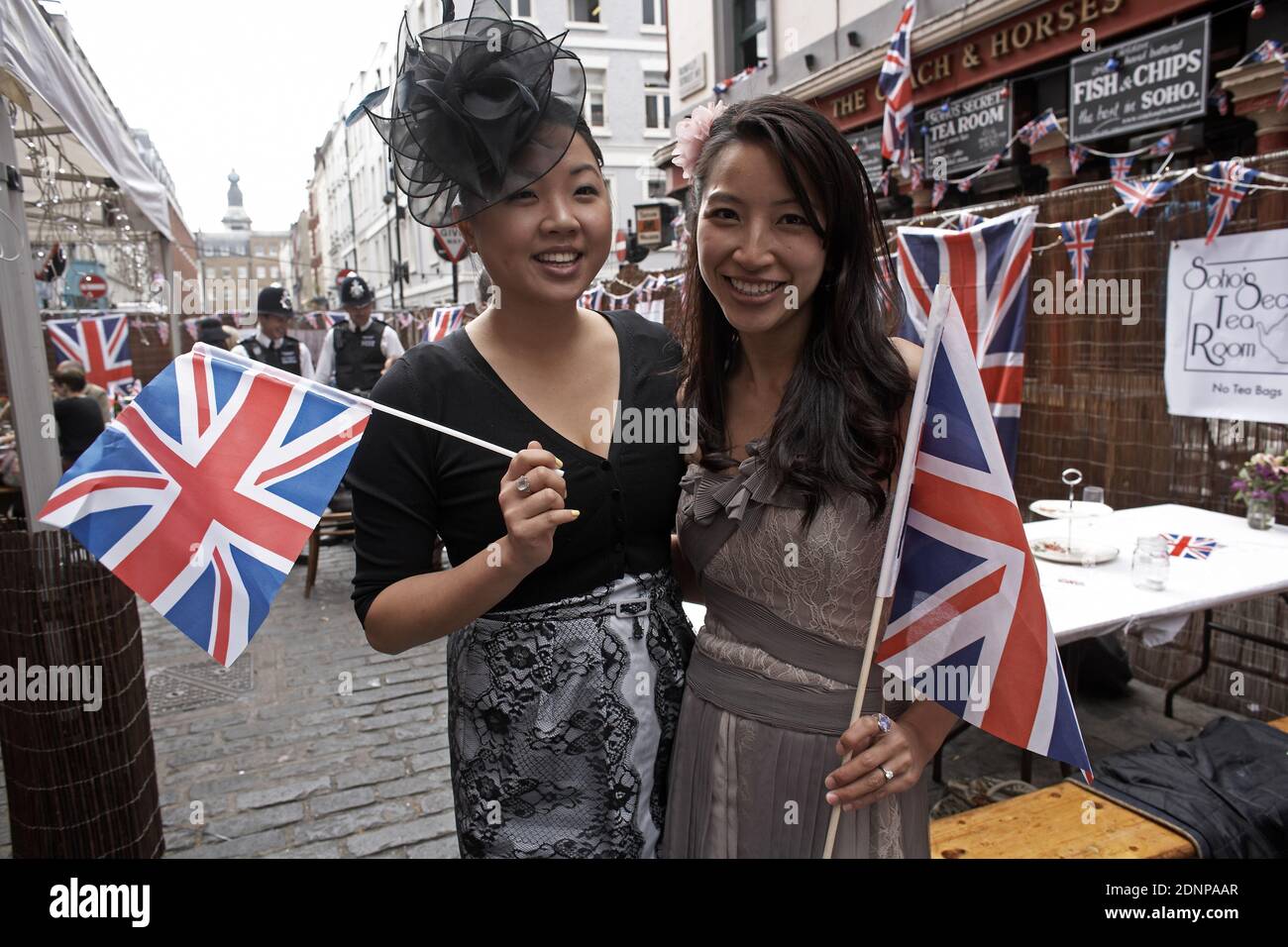 Weibliche Asiatin mit Fahnen bei der Straßenparty in Soho London am Königlichen Hochzeitstag, Großbritannien, London Stockfoto