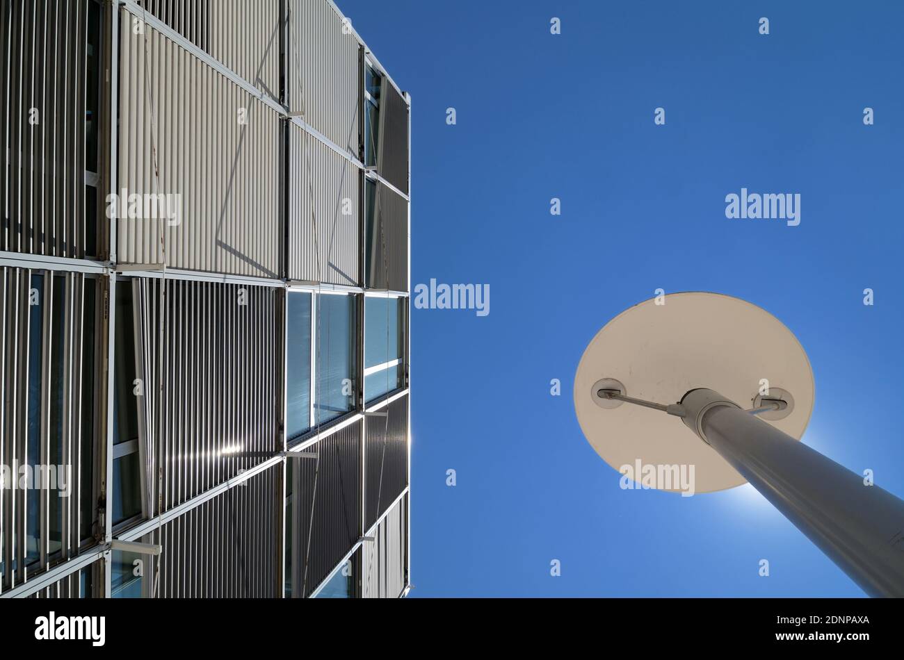 Abstract Blick auf moderne Fenster, Außenfenster Jalousien, Sonnenblenden & Lampenpost des Espace Saint-Exupery Kulturzentrum Marignane Frankreich Stockfoto
