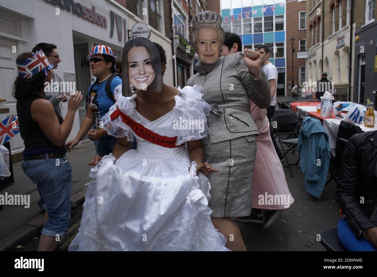 Masked People Street Party in Soho London am Königlichen Hochzeitstag, Vereinigtes Königreich, London Stockfoto