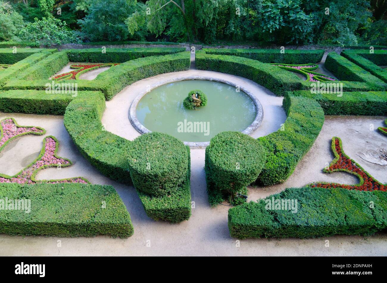 Formeller französischer Garten mit beschnittenen Hecken, entworfen von Le Nôtre Bei Barben Château Provence Frankreich Stockfoto