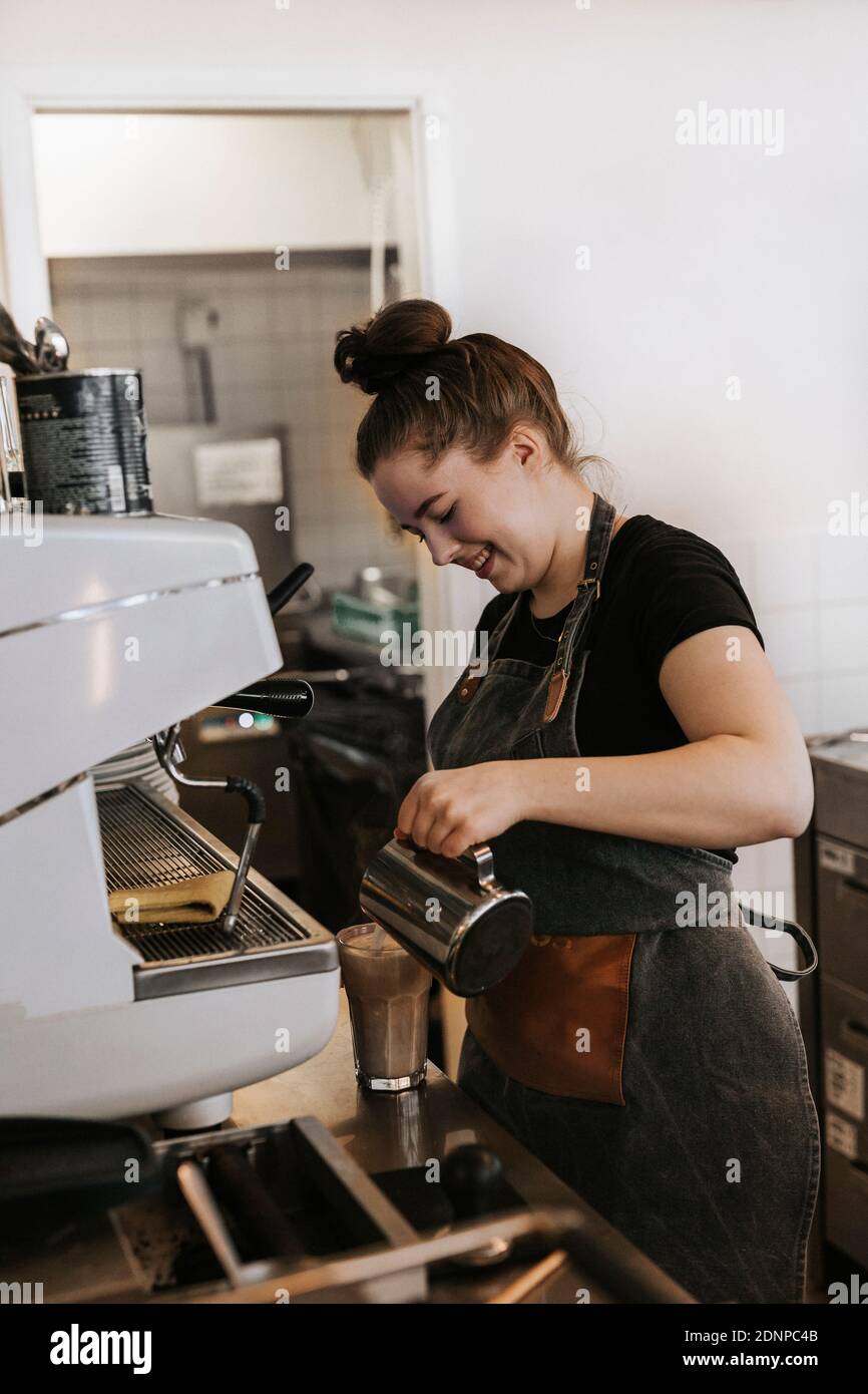 Lächelnde Frau in Café arbeiten Stockfoto