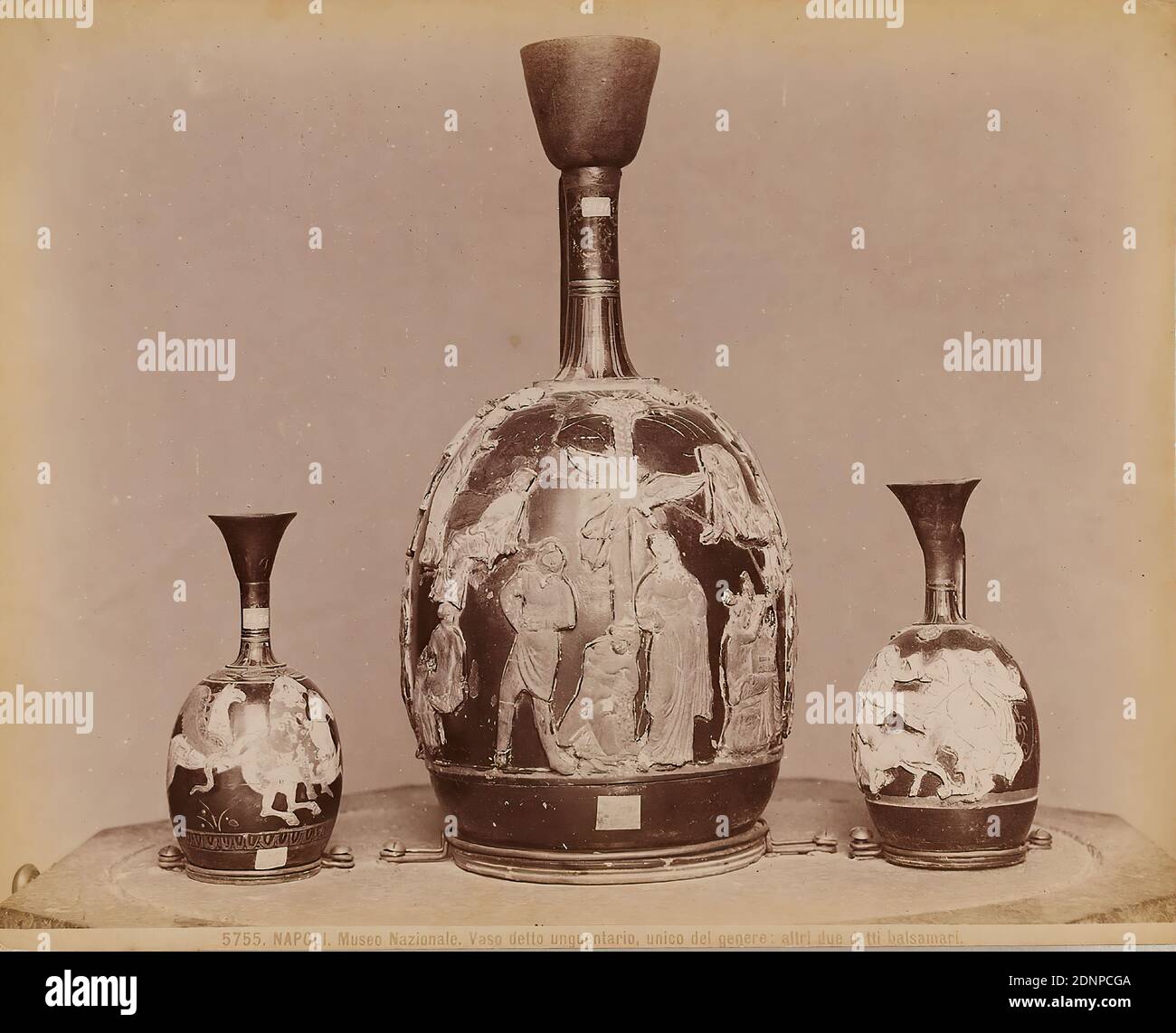 Giacomo Brogi, Edizioni Brogi, Napoli, Museo Nazionale. Vaso detto unguentario, unico del genere, altri due detto balsamari, Albumin Papier, schwarz-weiß-positive Prozess, Bogenformat: Höhe: 19.80 cm; Breite: 24.80 cm, Inschrift: recto unten: Nr. 5755, Titel, Fotografie, Kunst, Kunstgeschichte, Behälter (Keramik): Gefäß, Krug, Topf, Vase Stockfoto