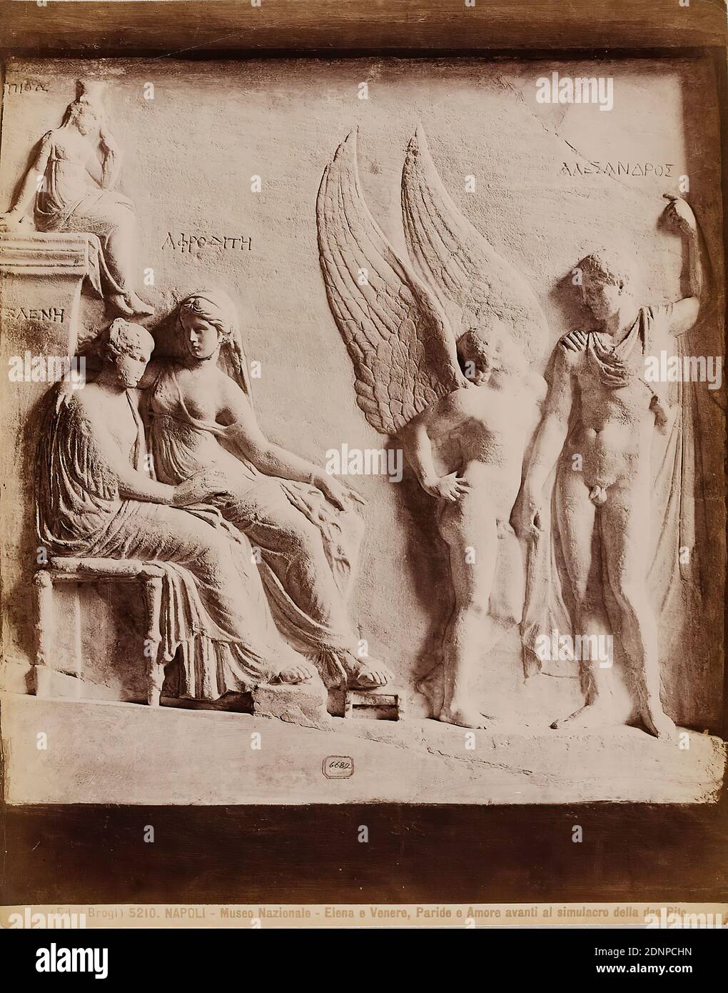Giacomo Brogi, Edizioni Brogi, Napoli, Museo Nazionale. Elena e Venere, Paride e Amore avanti al simulacro della dea Pito, Albumin Papier, schwarz-weiß positive Prozess, Bogenformat: Höhe: 24.60 cm; Breite: 19.50 cm, Inschrift: recto unten: Porträt Nr. 5755, Titel, Edizioni Brogi, Fotografie, Skulptur, Bildhauerei Kunst, Kunstgeschichte, klassisch-antike Geschichte, Götter (klassisch. Mythologie), griechische Heldenlegenden Stockfoto