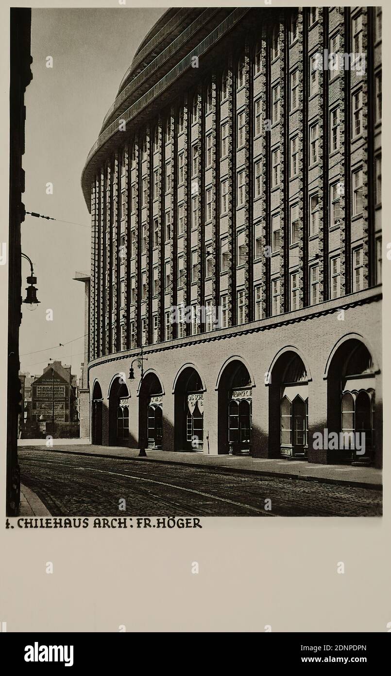 Fotostudio Gebr. Dransfeld, Chilehaus. Architekt. Fritz Höger, Silbergelatinepapier, schwarz-weiß-positiv, Bildgröße: Höhe: 10.80 cm; Breite: 7.80 cm, beschriftet: recto unterhalb des Motivs: Exponiert: 4. CHILEHAUS ARCH: FR. HÖGER, Architekturfotografie, Verwaltung von Handel und Finanzen, das Fotoatelier Gebr. Dransfeld wurde 1902 von dem gelernten Lithographen Carl Dransfeld und seinem Bruder, dem Maler Adolf Dransfeld, in Berlin gegründet und zog 1904 nach Hamburg. Baudirektor Fritz Schumacher beauftragte die Gebrüder Dransfeld mit der Dokumentation der öffentlichen Gebäude Stockfoto