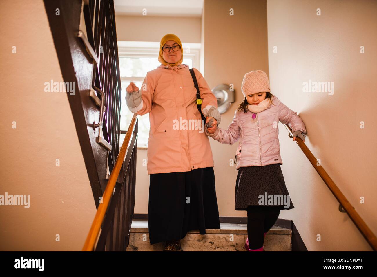 Mutter mit Tochter auf der Treppe Stockfoto