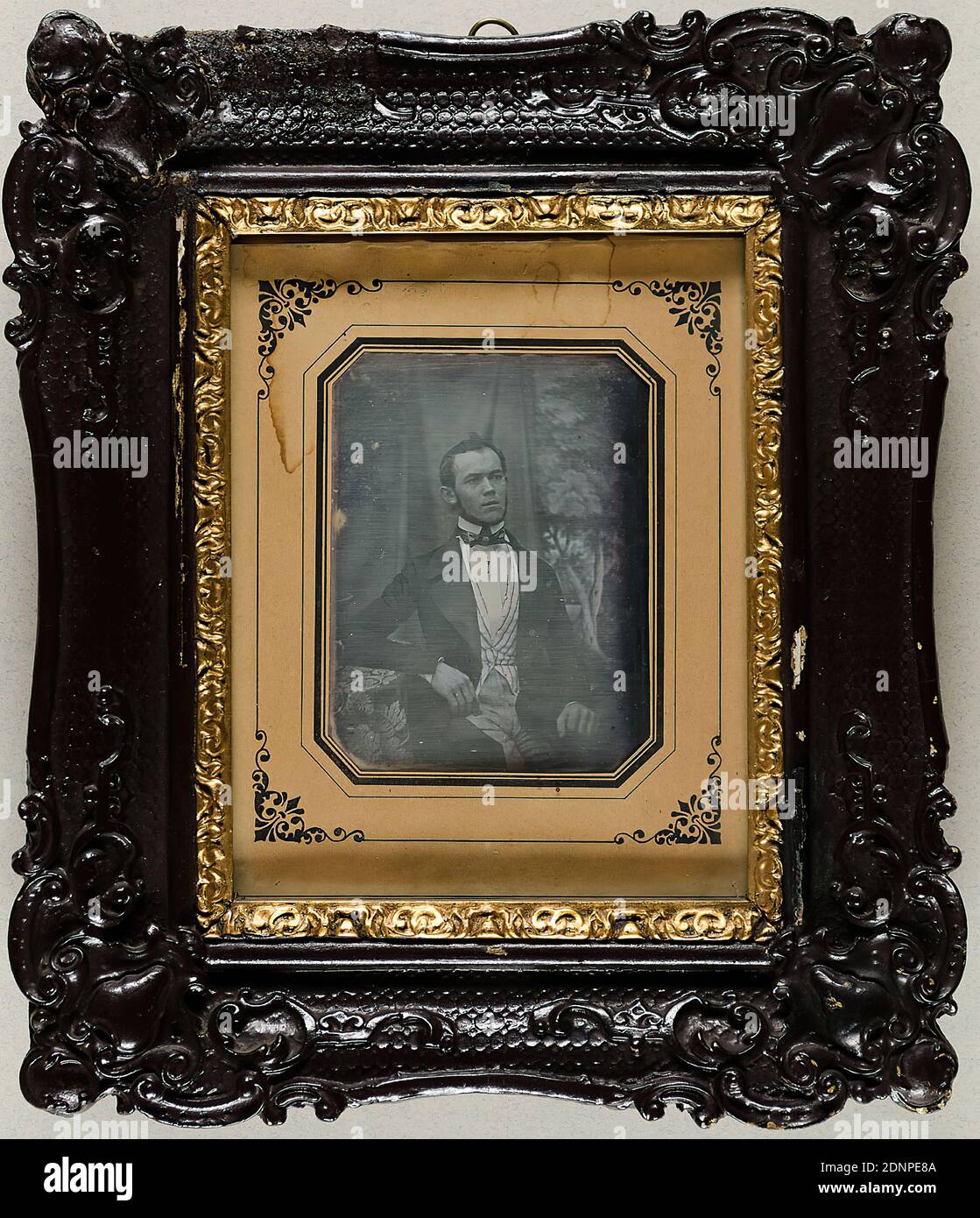 Junger Mann, Daguerreotypie, Bildgröße : Höhe: 9.00 cm; Breite: 6.80 cm, Portraitfotografie, Halbportrait, Mann, sitzende Figur Stockfoto