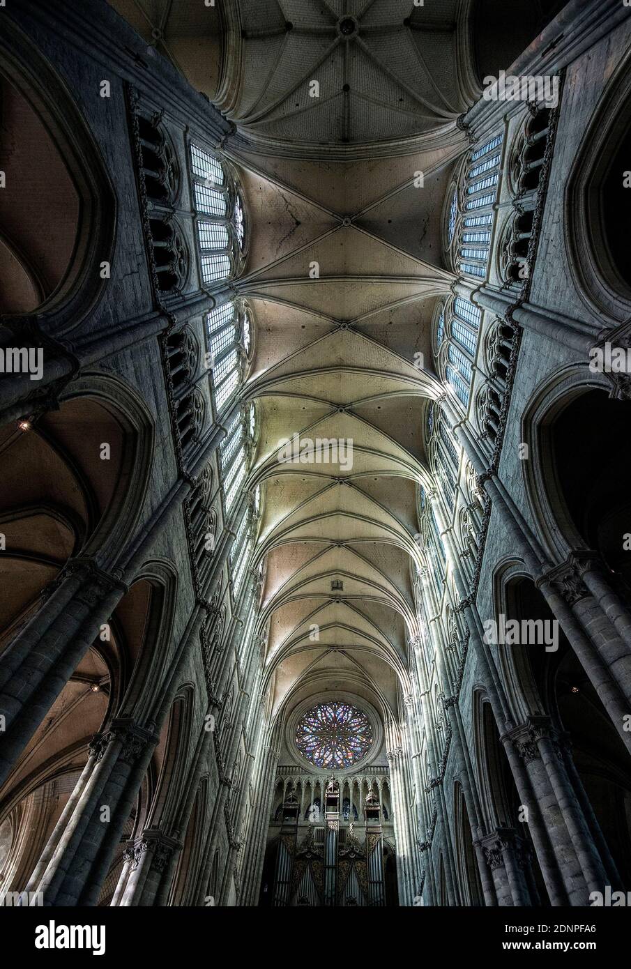 Amiens (Nordfrankreich): Detail der Kathedrale Basilika unserer Lieben Frau von Amiens, gotische Kathedrale als UNESCO-Weltkulturerbe registriert. Langhaus VA Stockfoto
