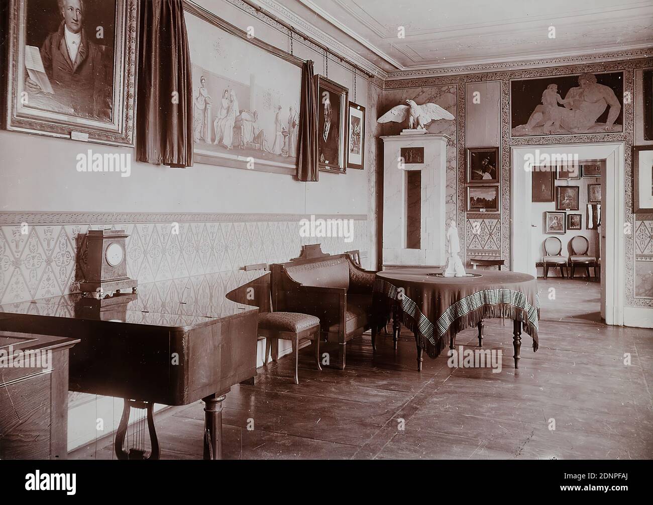 Louis Held, Juno-Zimmer, Goethe-Haus, Weimar, Kollodiumpapier glänzend, schwarz-weiß-positiv, Bildgröße: Höhe: 11.00 cm; Breite: 15.70 cm, Trockenstempel: recto und: GOETHE-NATIONALMUSEUM WEIMAR, beschriftet: verso und: Inventarnummer in Blei, Reporterfotografie, Empfangsraum/Salon Stockfoto