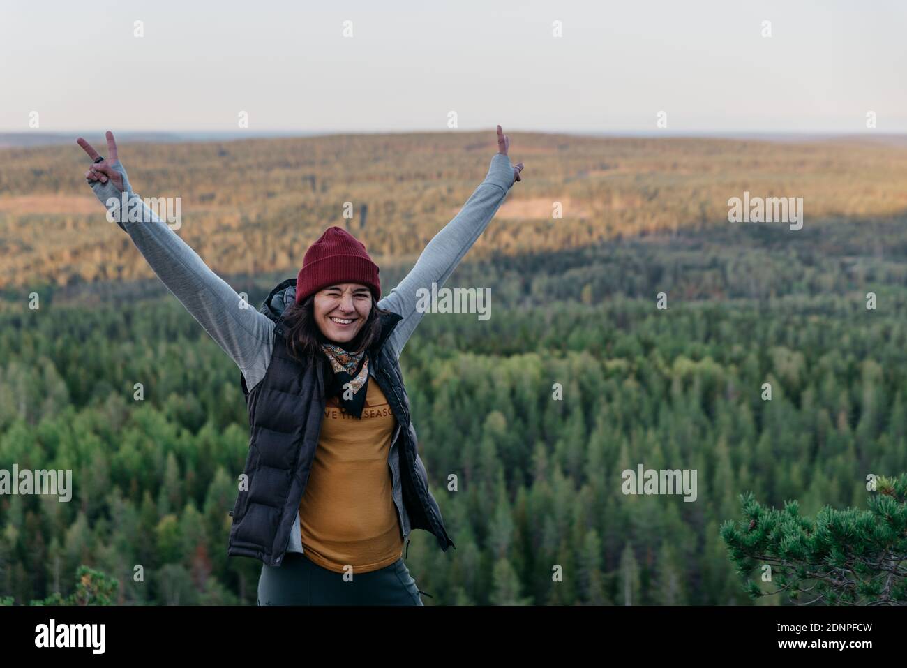 Glücklicher Wanderer mit Friedenszeichen Stockfoto