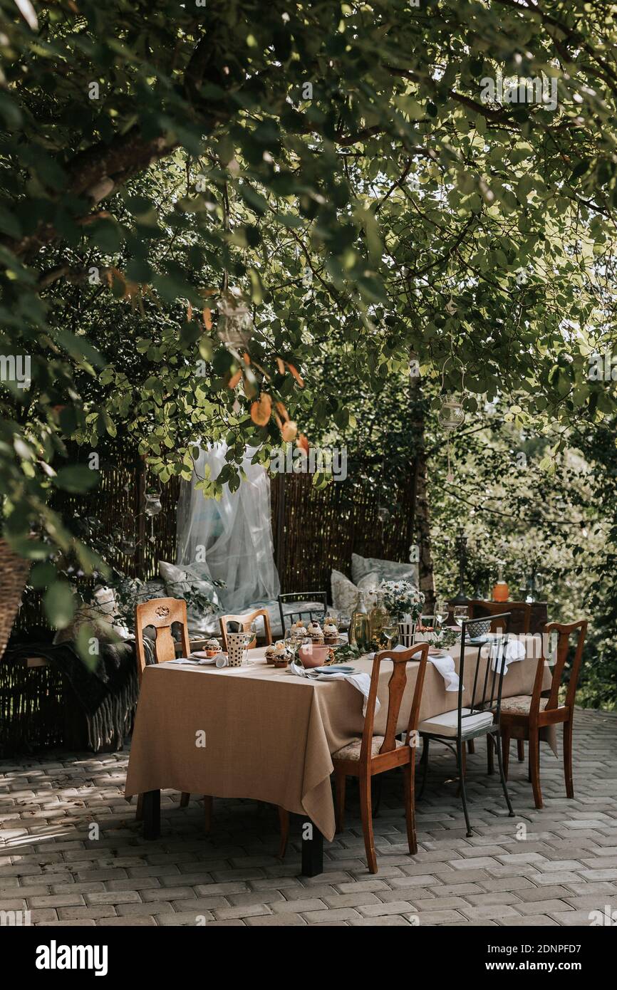 Tisch im Garten Stockfoto
