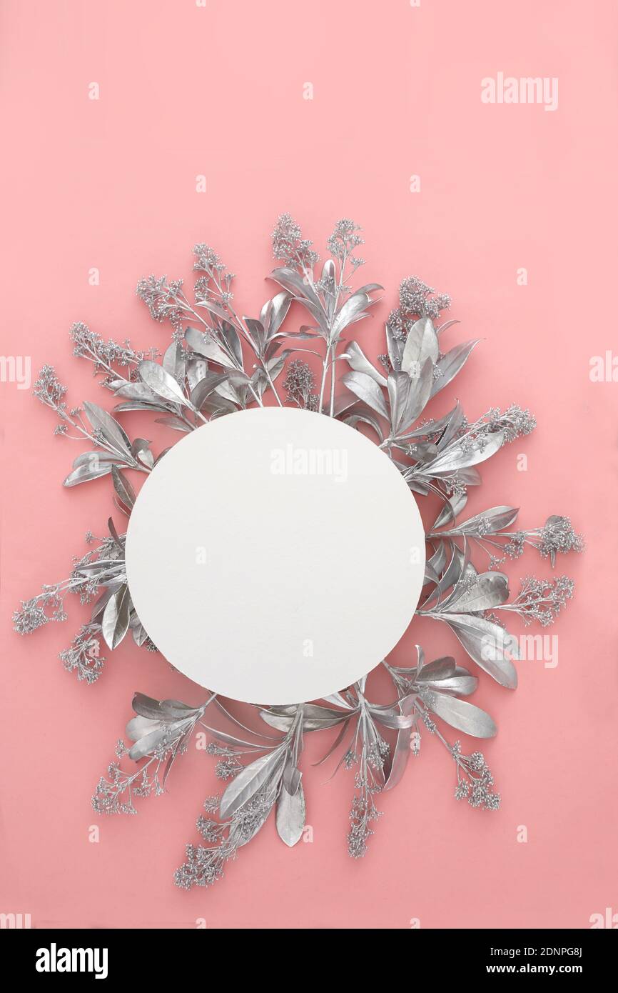 Unbeschriftete Papierkarte Mockup mit silbernen Blumen. Urlaubskonzept mit Platz für Text auf einem rosa Pastellhintergrund Stockfoto