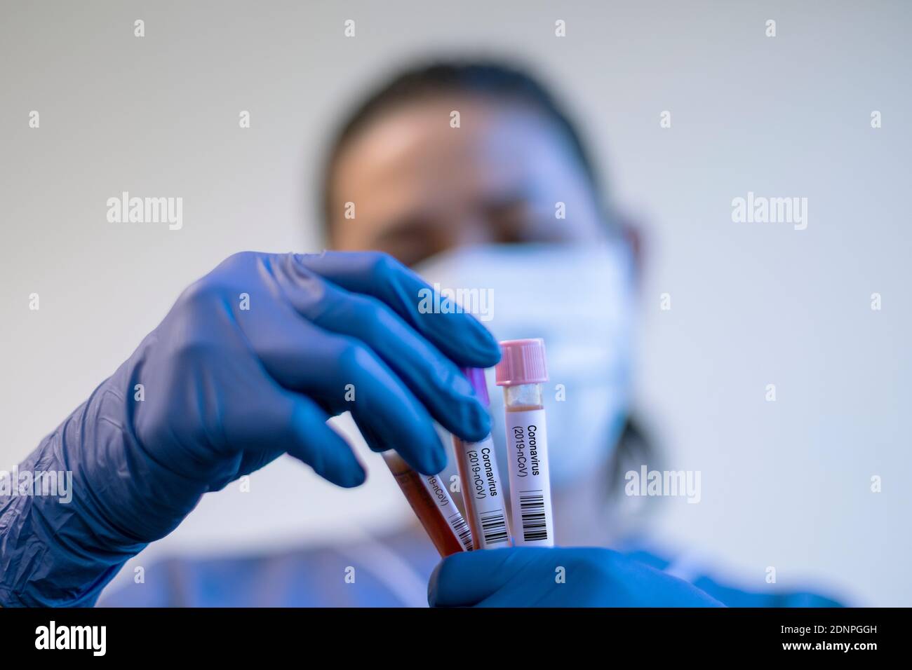 Wissenschaftler, der medizinische Proben in Reagenzgläsern hält Stockfoto