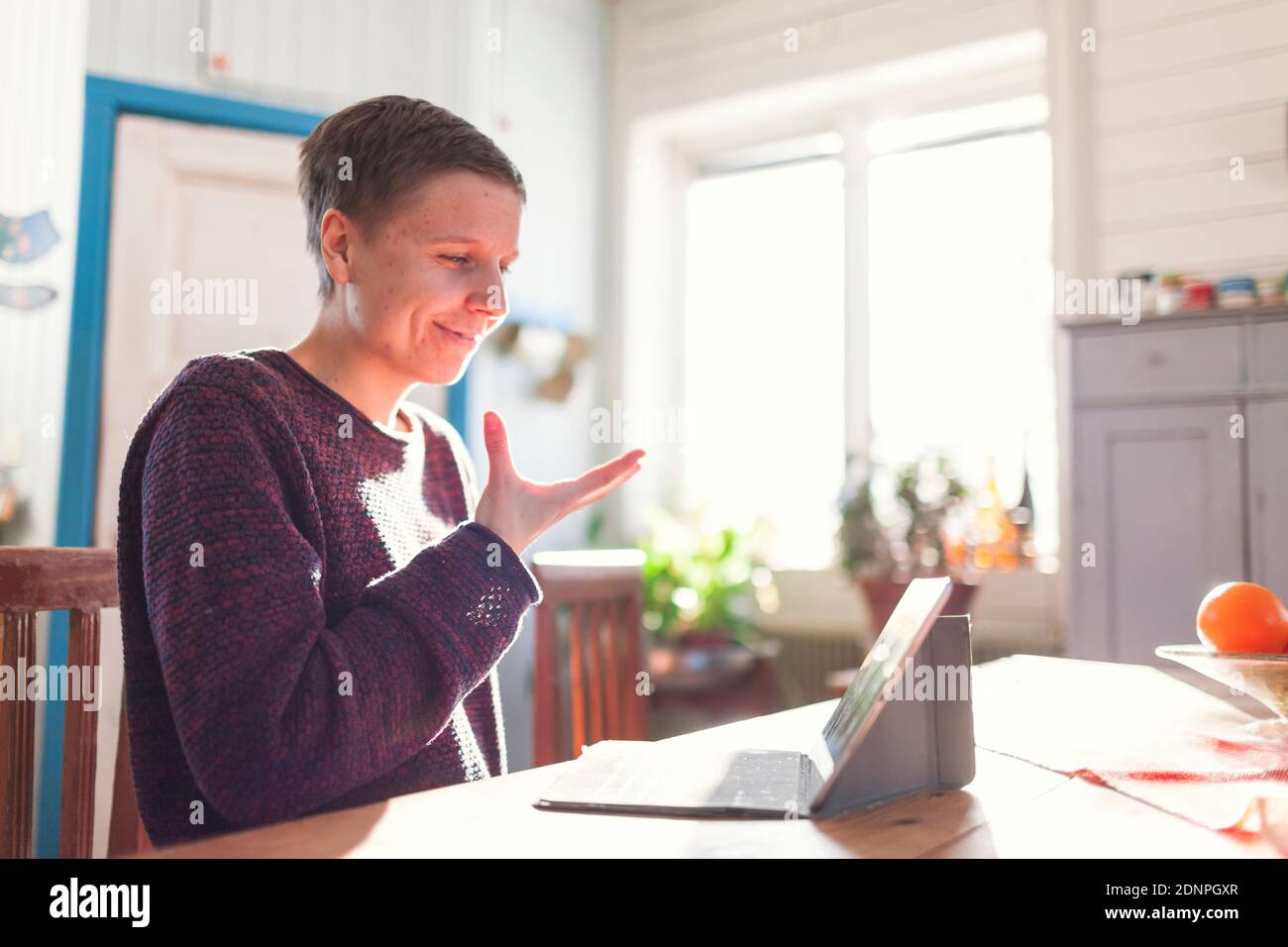 Frau mit Zeichen Sprache Gespräch per Videoanruf am Computer Stockfoto