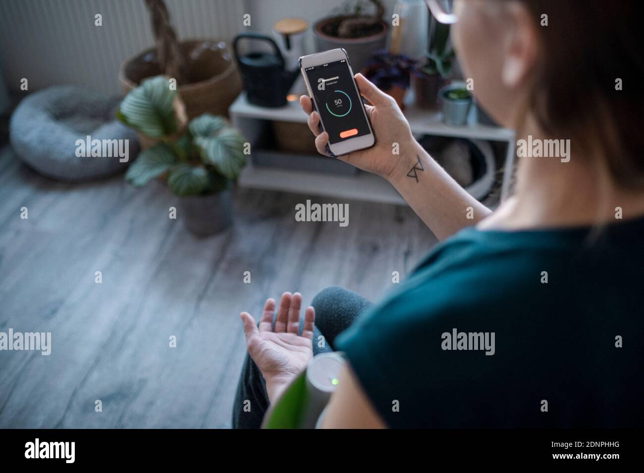 Frau Blutdruck überprüfen Stockfoto