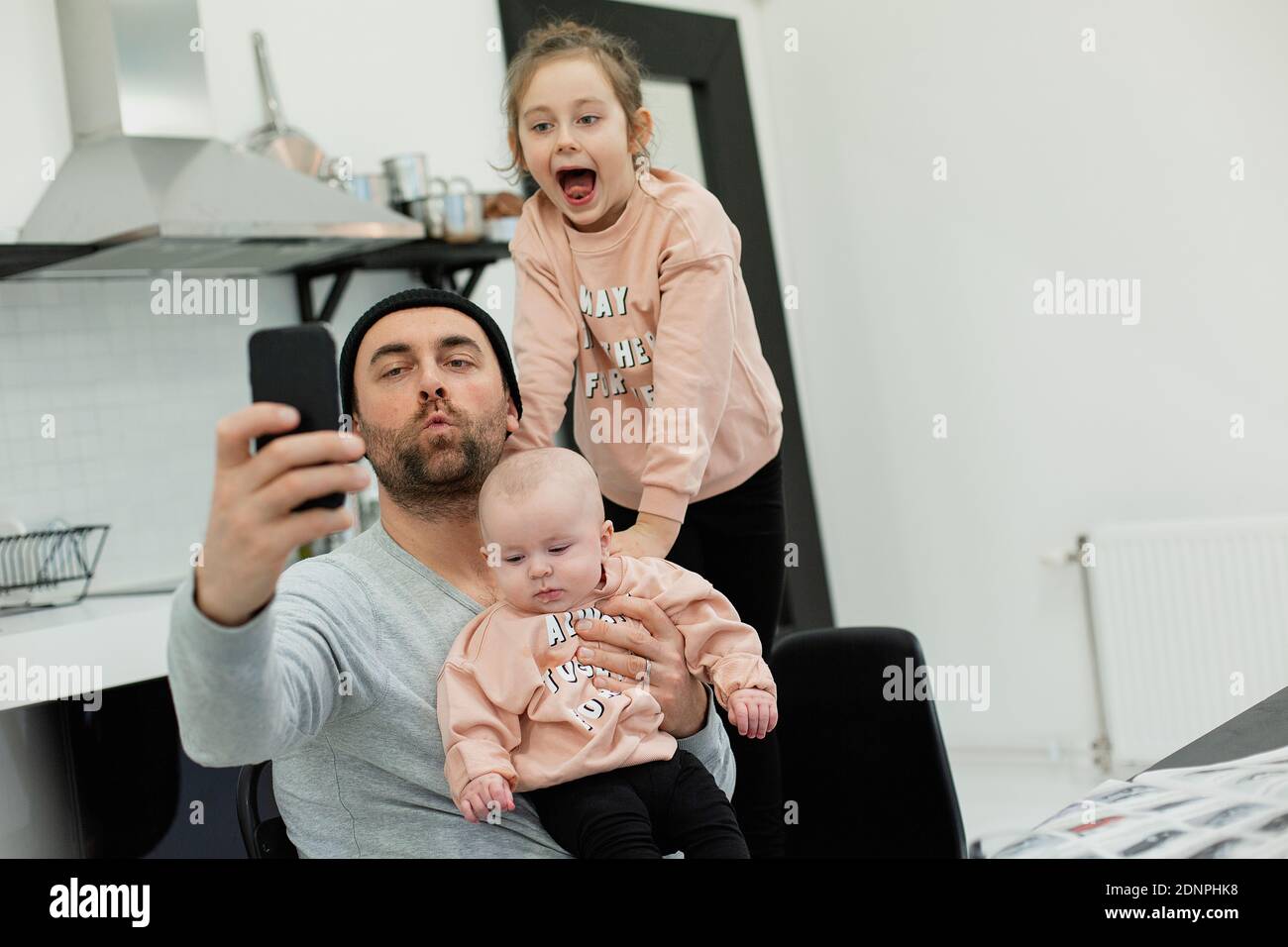 Vater mit Kindern, die Selfie Stockfoto