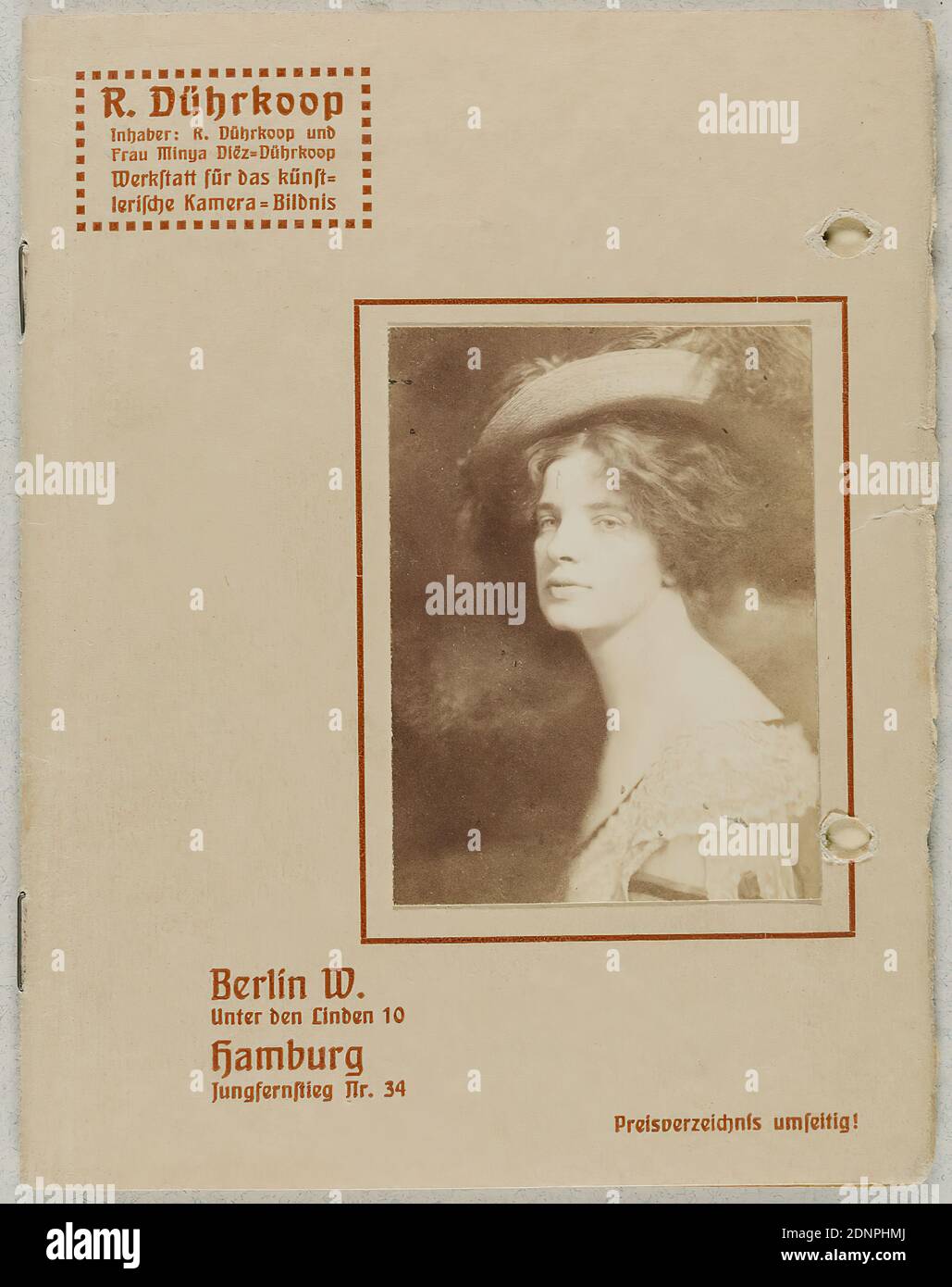 Minya Diez-Dührkoop, Rudolph Dührkoop, Broschüre des Fotostudios R. Dührkoop, aus dem Nachlass von Dr. Renate Scholz, Papier, Silbergelatinepapier, Schwarz-Weiß-Positivverfahren, Buchdruck, Gesamt: Höhe: 15.70 cm; Breite: 12.30 cm; Breite: 24.50 cm, Porträtfotografie, Porträt, Frau, Mann, Ehe/ Ehepaar, Mädchen, Carla Erna Wilhelmine Scholz Stockfoto
