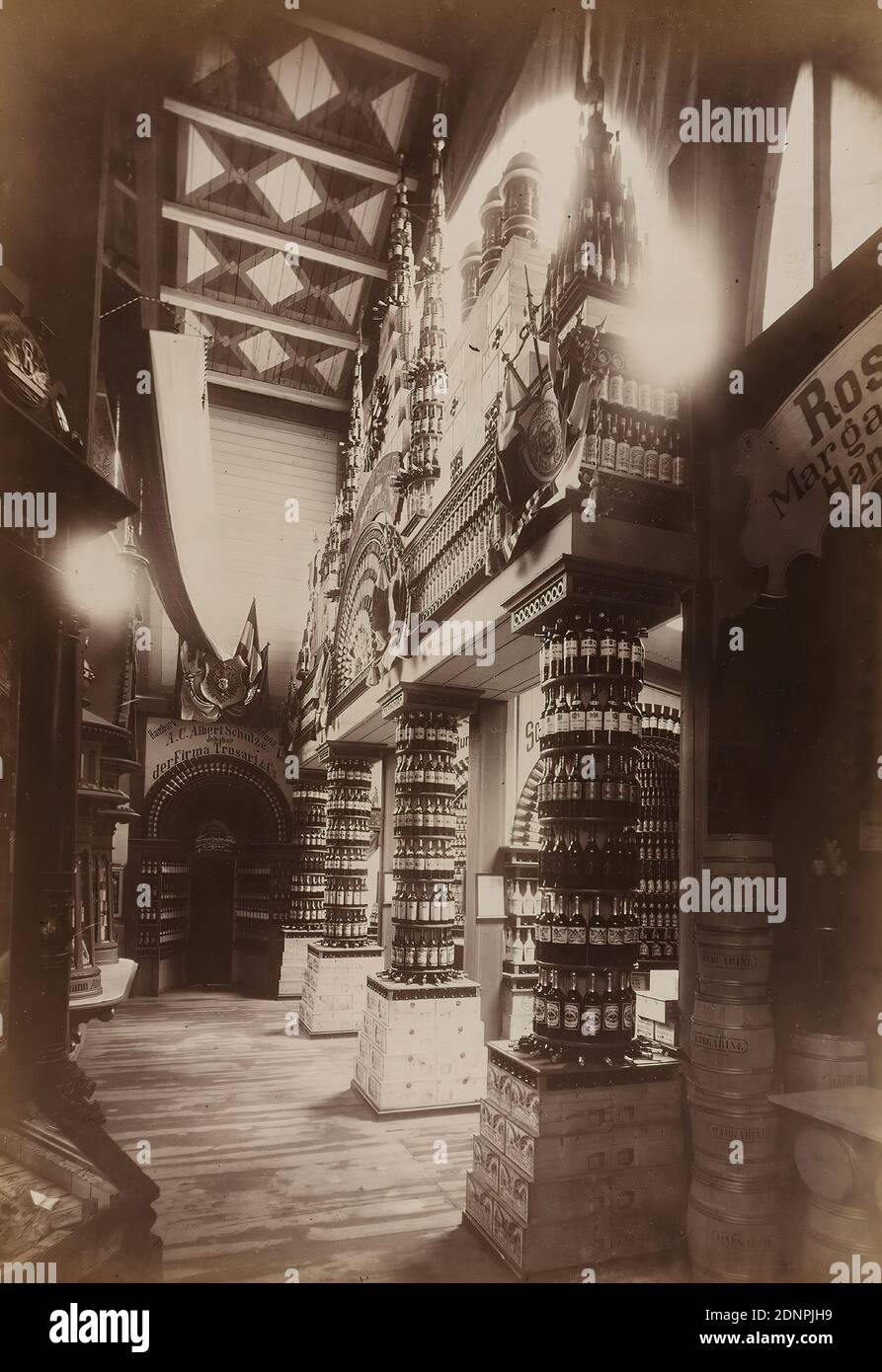 Georg Koppmann, Präsentation der Firma A.C. Albert Schulze, Altona, auf der Hamburger Handels- und Industrieausstellung 1889, Albumin-Papier, schwarz-weiß-positiv-Verfahren, Bildgröße: Höhe: 38.6 cm; Breite: 26.7 cm, beschriftet: recto u.: Bedruckt auf der Rückwand: Photographie von G. Koppmann & Co, Hamburg. Fotografiert am 1889. Juni, Hamburg Messe für Industrie und Gewerbe 1889, A.C. Albert Schulze, Altona, Fotografie, Messe (Handel Stockfoto