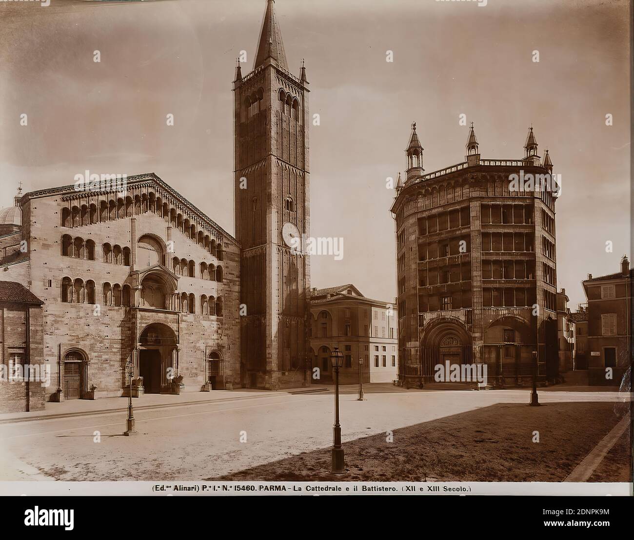 Kathedrale und Baptisterium, Parma, Albumin Papier, schwarz-weiß positive Prozess, Bildgröße: Höhe: 19.00 cm; Breite: 25.00 cm, PARMA - La Cattedrale e il Battistero. (XII e XIII secolo.), Architekturfotografie, Reisefotografie, Außenseite einer Kirche, Kirchturm, Straßen und Plätze, hist. Gebäude, Ort, Straße, Parma Stockfoto