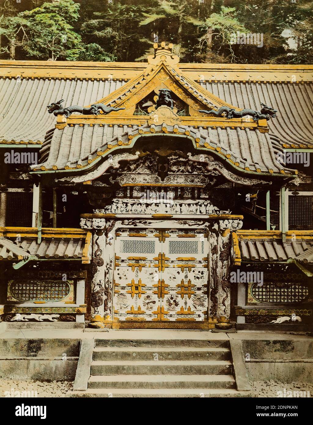 Karamon-Tor, Tōshō-gū Shinto-Schrein, Nikkō, Albumin-Papier, schwarz-weiß-positiv, handgefärbt, Bildgröße: Höhe: 48.30 cm; Breite: 38.20 cm, beschriftet: recto u.: In Blei: Karamon. Nikko, Reisefotografie, Portal/edicula, nach der Eröffnung der japanischen Häfen wurden die Tempel von Nikkō, etwa 100 Kilometer nördlich von Tokio, zu einem beliebten Ziel für Europäer und Amerikaner, die von den bunten Gebäudekomplexen und der Nähe zur Hauptstadt angezogen wurden. Nikkō ist auch heute noch ein wichtiger Wallfahrtsort: In der Stadt befindet sich das Heiligtum des Edo Shogunta-Gründers Stockfoto