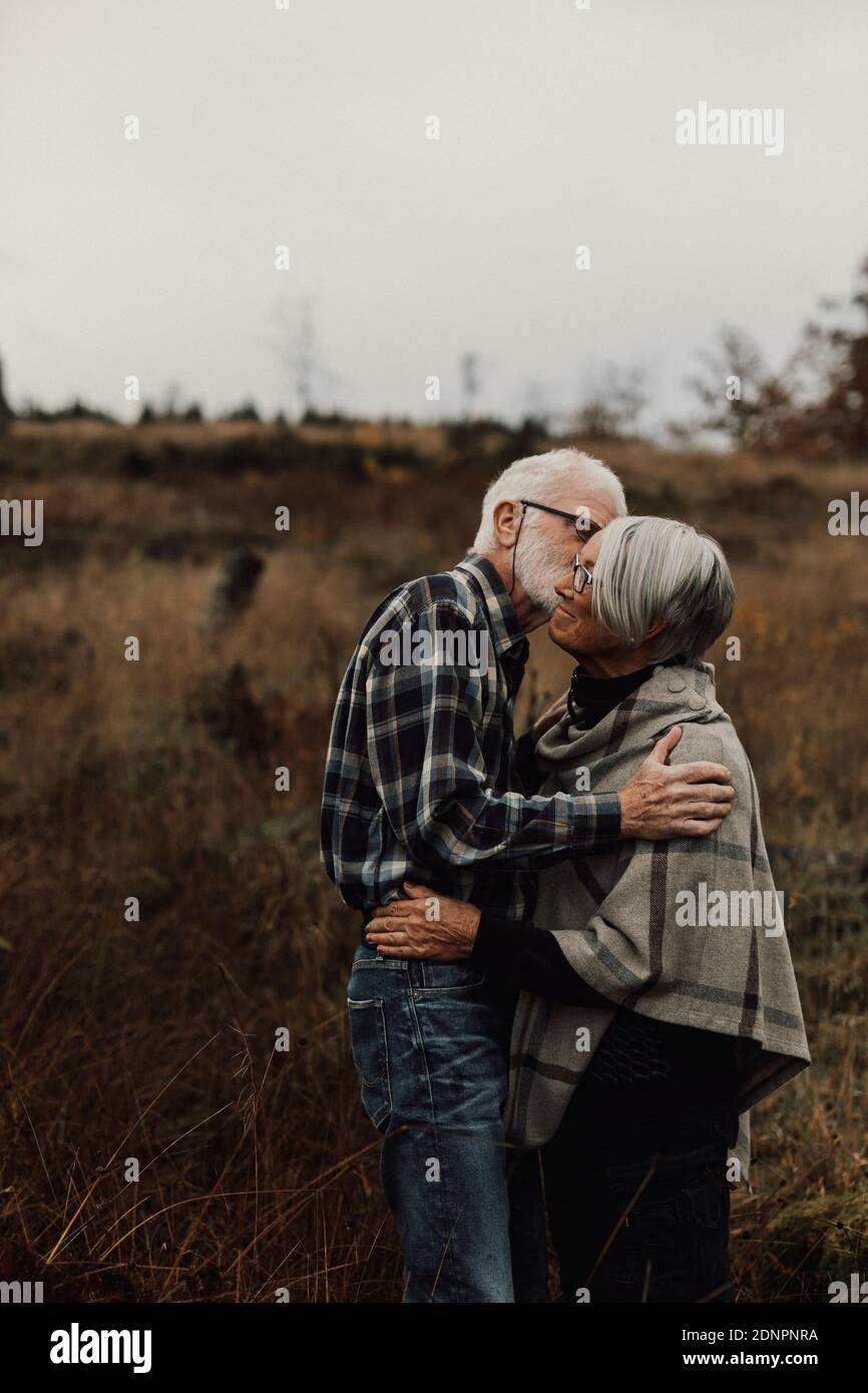 Älteres Paar küssen Stockfoto