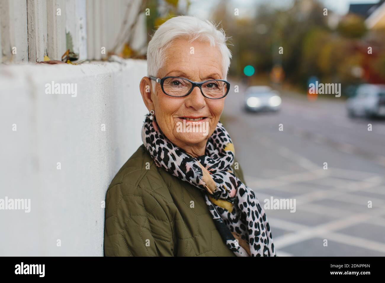 Ältere Frau, Blick in die Kamera Stockfoto