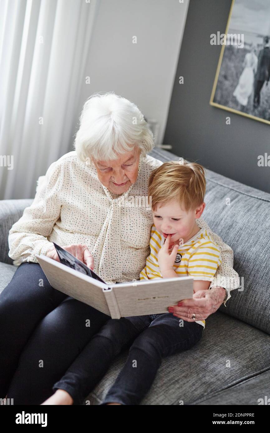 Großmutter liest Buch vor Enkel Stockfoto