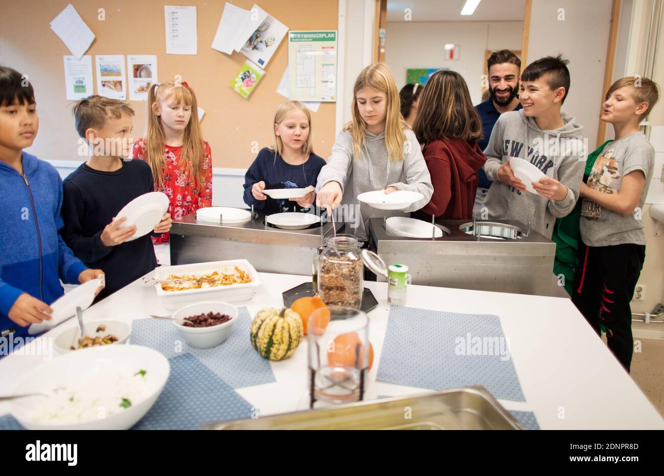 Kinder, die Essen in der Schulkantine auswählen Stockfoto