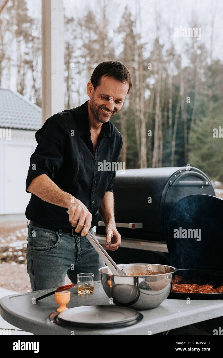 Mann mit Grill Stockfoto