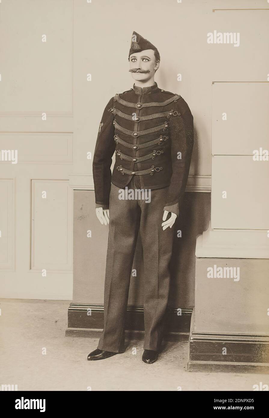 Fotoatelier Gebr. Dransfeld, historische Uniform, Sammlungspräsentation, Kollodiumpapier matt, schwarz-weiß positiv, Bildgröße: Höhe: 16,80 cm; Breite: 11,70 cm, trockener Stempel: recto u. r. auf Karton: Gebr. Dransfeld, Hamburg, Reporterfotografie, Uniformen (Militär), Soldat, Museum Stockfoto