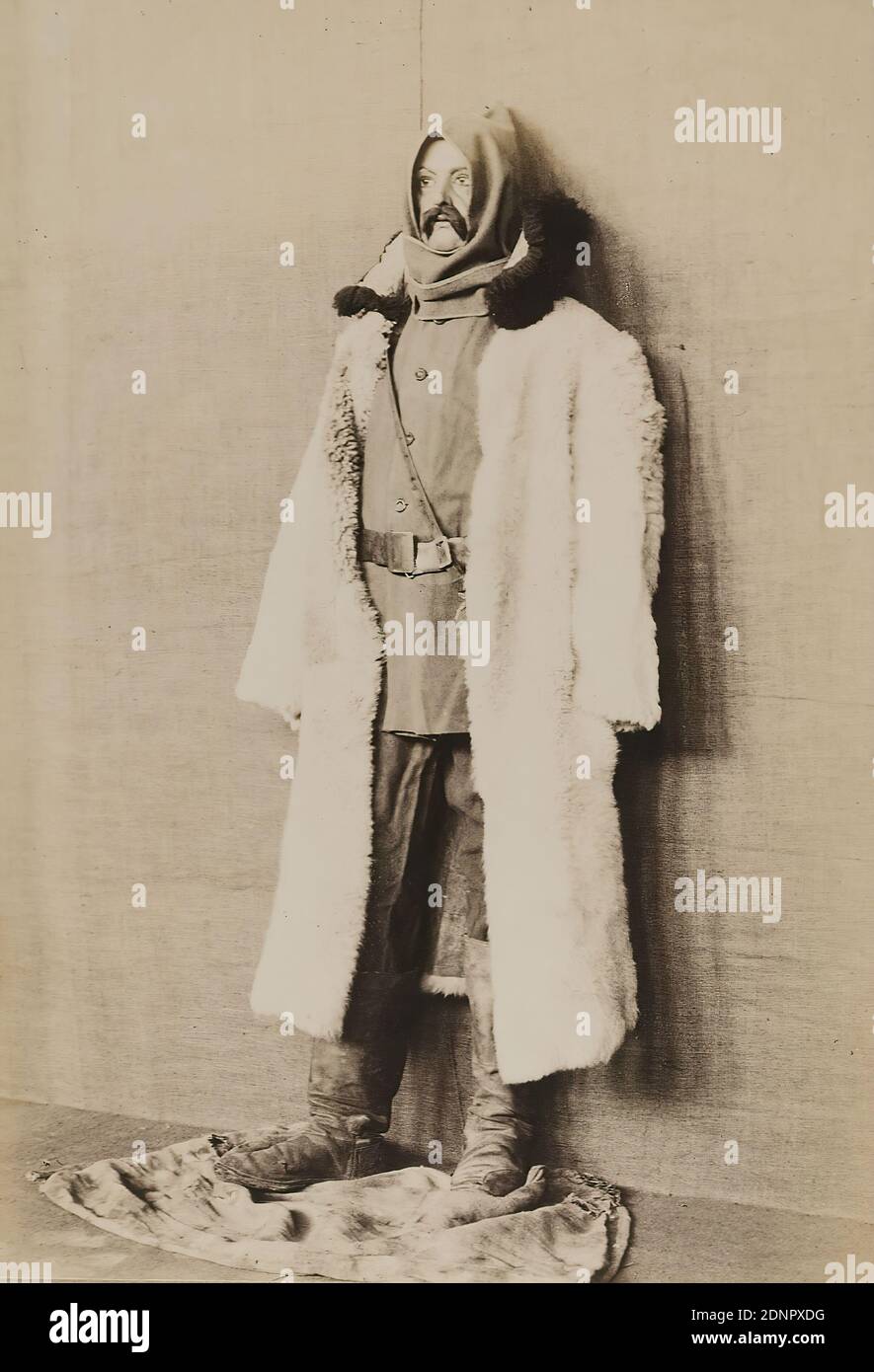 Fotoatelier Gebr. Dransfeld, historische Uniform, Sammlungspräsentation, Kollodiumpapier matt, schwarz-weiß positiv, Bildgröße: Höhe: 16.10 cm; Breite: 11.30 cm, trockener Stempel: recto u. r. auf Karton: Gebr. Dransfeld, Hamburg, Reporterfotografie, Uniformen (Militär), Soldat, Museum Stockfoto