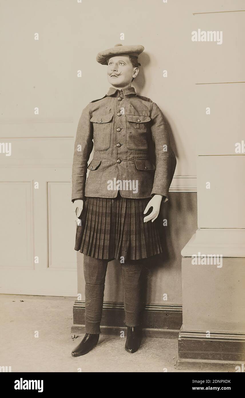 Fotoatelier Gebr. Dransfeld, historische Uniform, Sammlungspräsentation, Kollodiumpapier matt, schwarz-weiß positiv, Bildgröße: Höhe: 16.90 cm; Breite: 11.30 cm, trockener Stempel: recto u. r. auf Karton: Gebr. Dransfeld, Hamburg, Reporterfotografie, Uniformen (Militär), Soldat, Museum Stockfoto