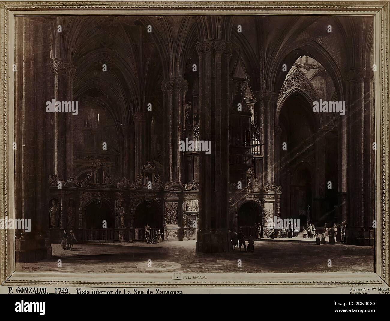 Jean Laurent, P. Gonzalvo. Vista interior de La Seo de Zaragoza, Albumin Papier, schwarz-weiß-positive Prozess, Bildgröße: Höhe: 23.2 cm; Breite: 31.1 cm, beschriftet: recto und: Ausgesetzt: GONZALVO. 1749. Vista interior de La Seo de Zaragoza, J. Laurent y C.ia Madrid, Es propiedad, Déposé, Kirche interior Stockfoto