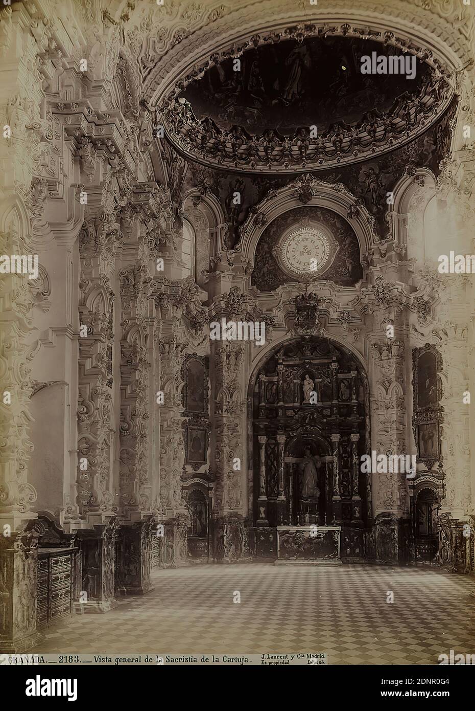 Jean Laurent, Granada. Vista General de la Sacristia de la Cartuja, Albumin-Papier, schwarz-weiß positive Prozess, Bildgröße: Höhe: 33.7 cm; Breite: 24.3 cm, beschriftet: recto und: Exposed: GRANADA. 2183. Vista General de la Sacristia de la Cartuja, J. Laurent y C.ia Madrid, Es propiedad, Déposé, Architekturfotografie, Kircheninnenraum, Kirchengebäude und Ausstattung (Sakralbau), hist. Gebäude, Ort, Straße, Sakristei, Abtei, Kloster, Kloster, Granada Stockfoto