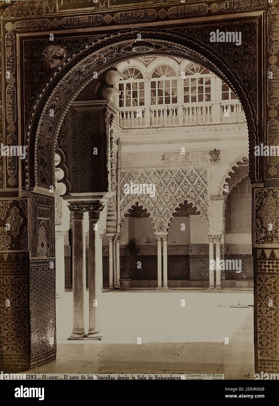 Jean Laurent, Sevilla. Alcazar. El Patio de las Doncellas desde la Sala de Embajadores, Albumin-Papier, schwarz-weiß-positive Prozess, Bildgröße: Höhe: 33.8 cm; Breite: 30.7 cm, beschriftet: recto und: Exposed: SEVILLA. 1393. Alcazar. El Patio de las Doncellas desde la Sala de Embajadores, J. Laurent y cia Madrid, Es propriedad, Déposé, Architekturfotografie, Architektur, Innenhof, Innenhof Stockfoto